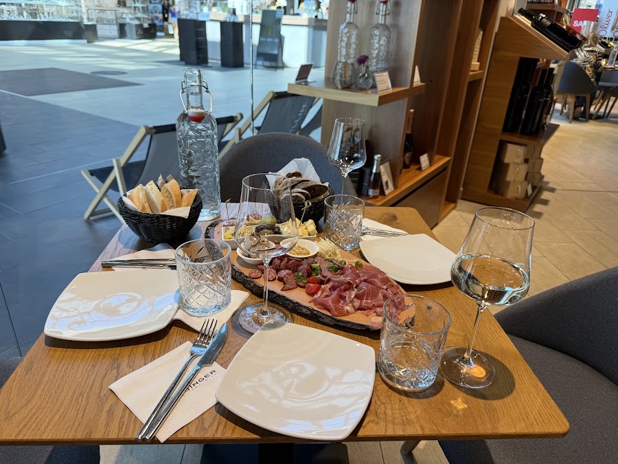Leo HILLINGER Wineshop & Bar Parndorf Fashion Outlet — fotka 2