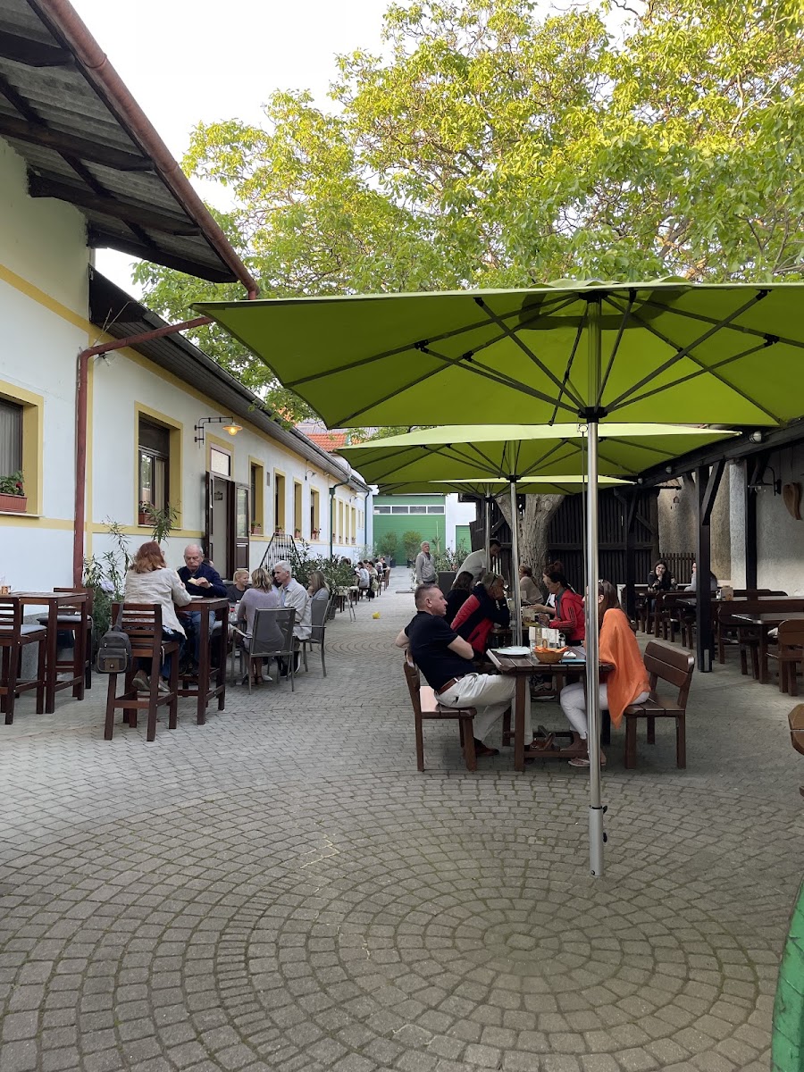 Weingut & Buschenschenke Preschitz — fotka 1